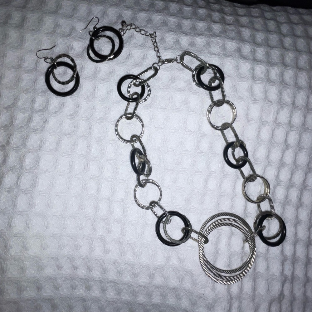Necklace and earrings set.Black and Silver.